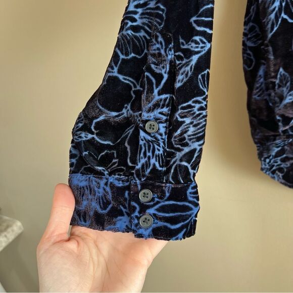 ✨ Torrid Black Blue Floral Velvet Button Up Shirt 1X - Picture 6 of 13